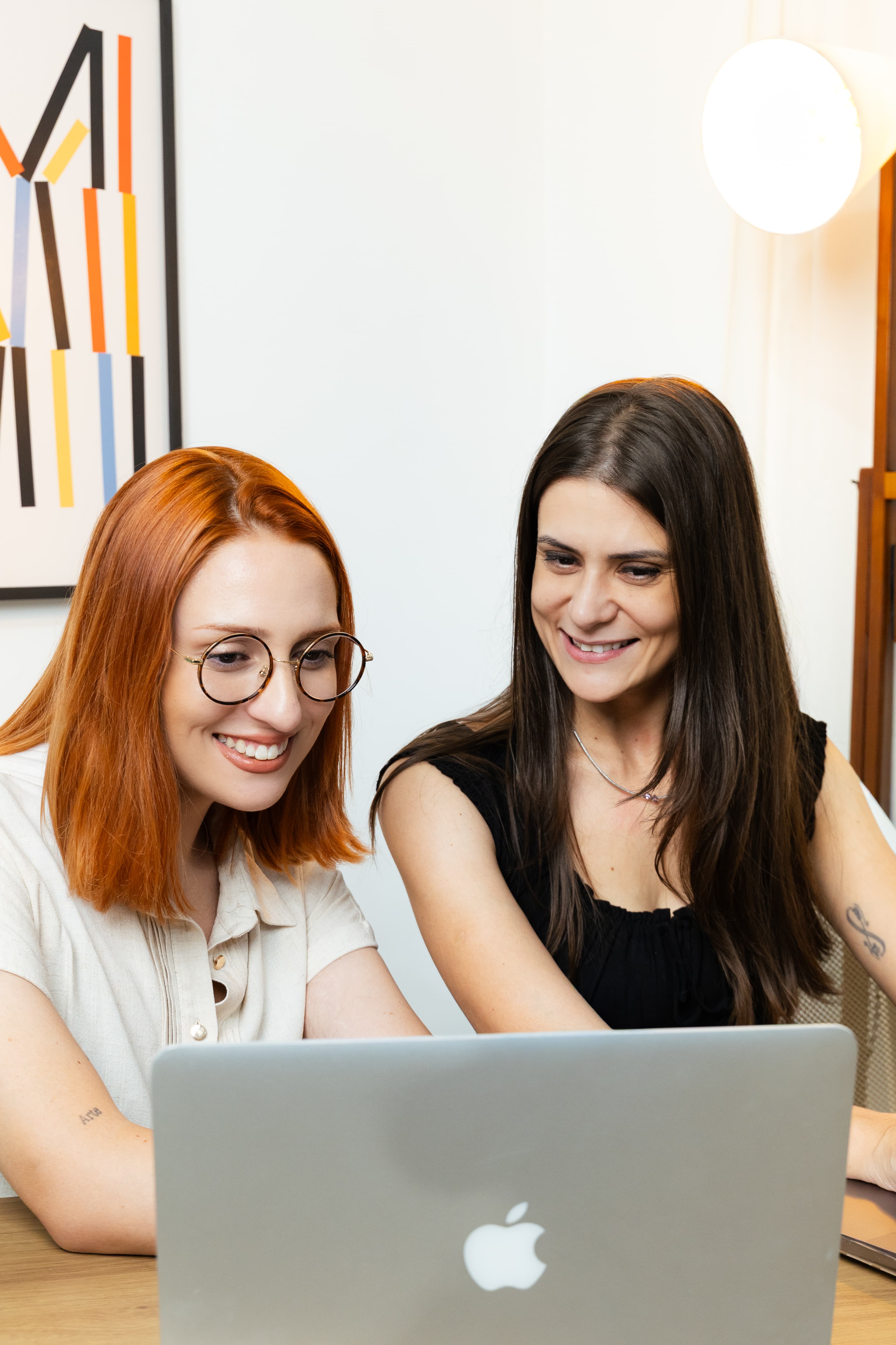 Pam Andrade e Carol Trujillo trabalhando juntas